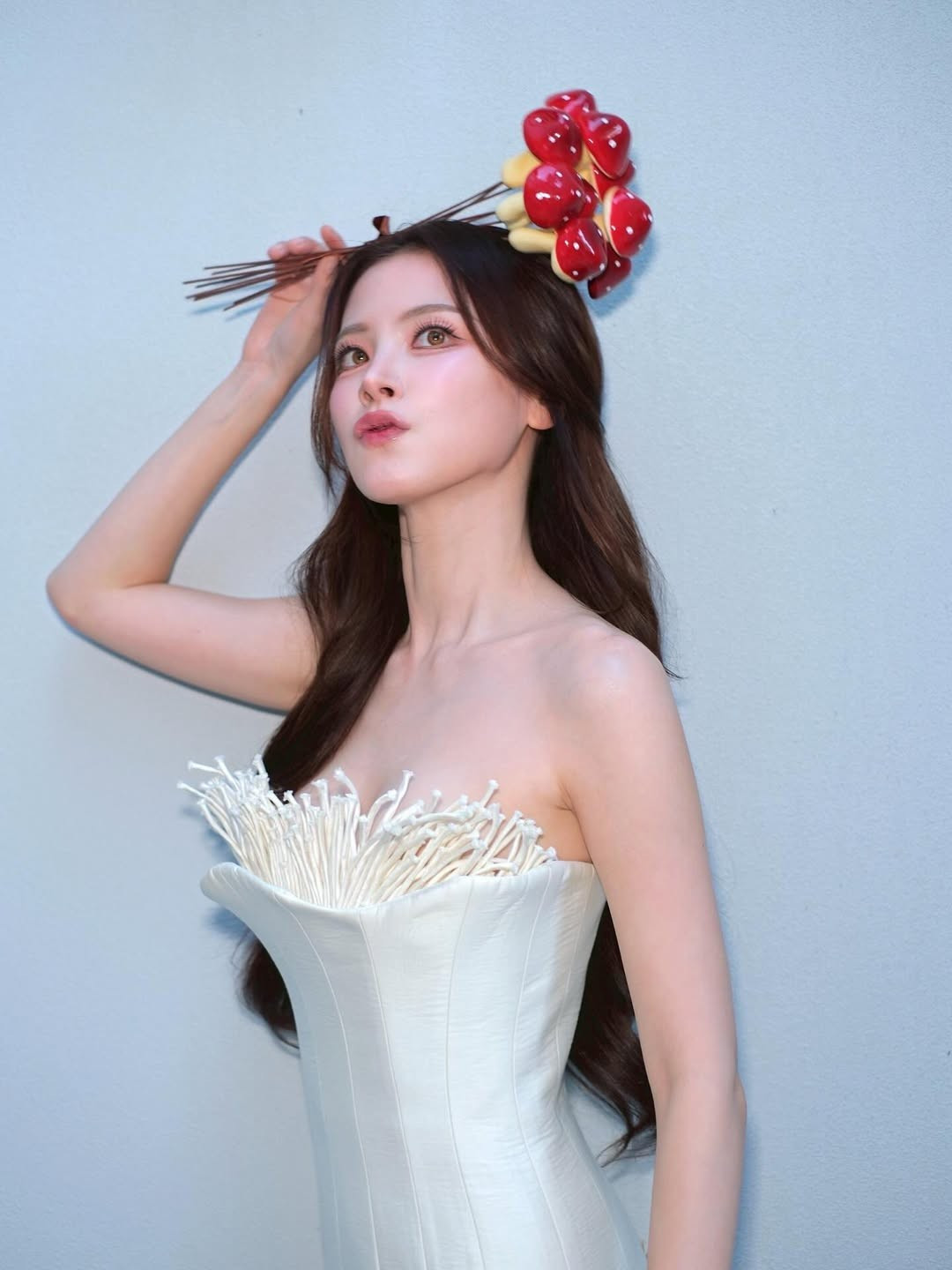 Bên cạnh nhan sắc ngày càng thăng hạng, cuộc sống và sự nghiệp của Baifern Pimchanok cũng luôn nhận được sự quan tâm lớn từ công chúng. Tên đầy đủ là Pimchanok Luevisadpaibul, sinh năm 1992, Baifern là một trong những nữ diễn viên, người mẫu nổi tiếng hàng đầu Thái Lan.