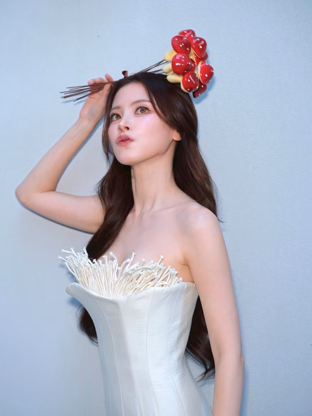 Bên cạnh nhan sắc ngày càng thăng hạng, cuộc sống và sự nghiệp của Baifern Pimchanok cũng luôn nhận được sự quan tâm lớn từ công chúng. Tên đầy đủ là Pimchanok Luevisadpaibul, sinh năm 1992, Baifern là một trong những nữ diễn viên, người mẫu nổi tiếng hàng đầu Thái Lan.