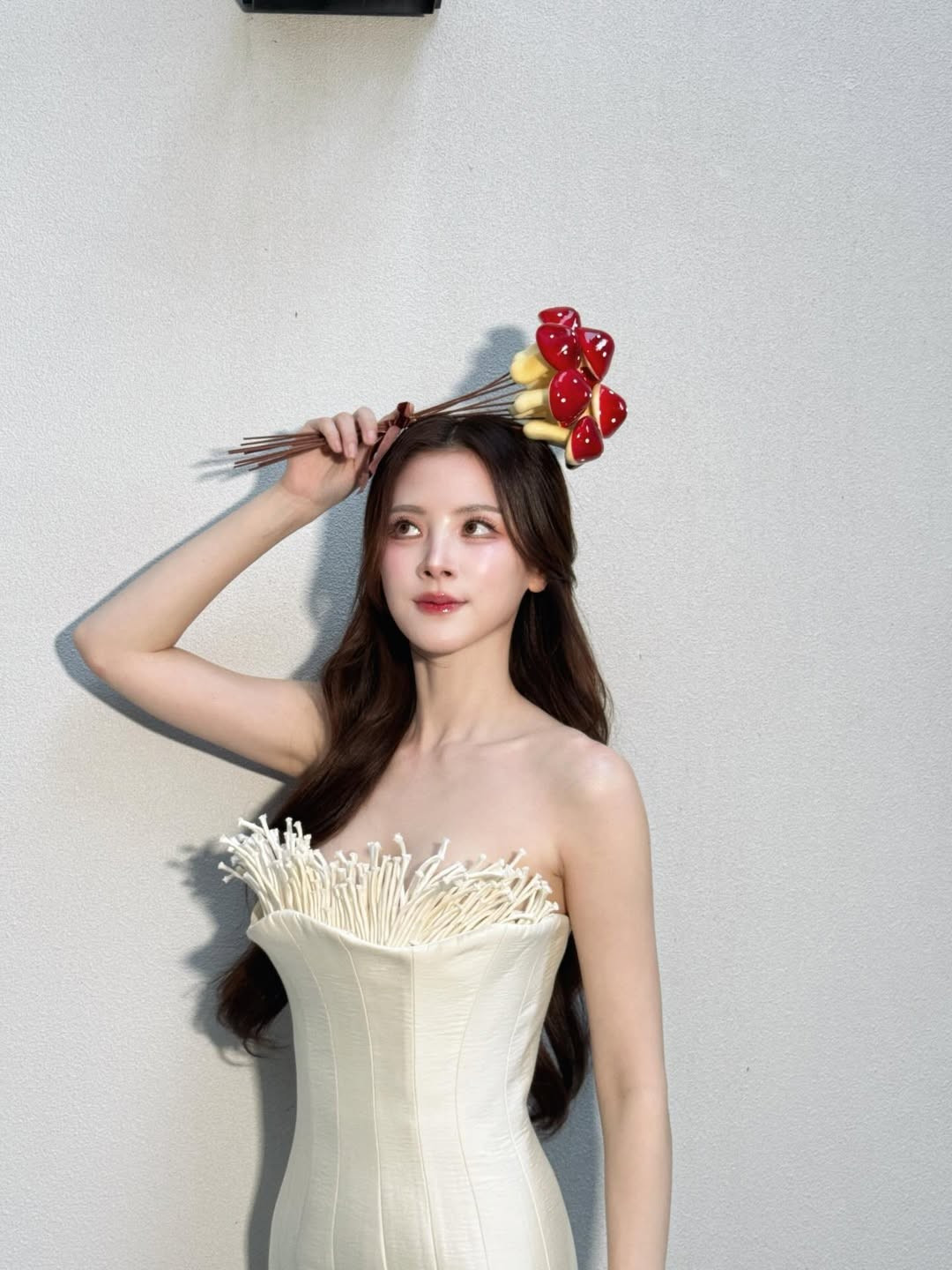 Không ít khán giả nhận xét rằng, Baifern chính là kiểu mỹ nhân có thể “cân” trọn những thiết kế khó, đặc biệt là các mẫu váy mang tính ý niệm cao.