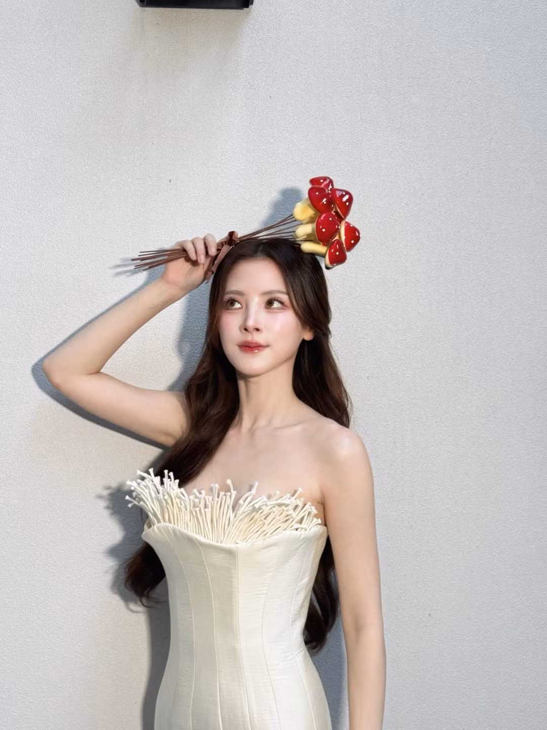 Không ít khán giả nhận xét rằng, Baifern chính là kiểu mỹ nhân có thể “cân” trọn những thiết kế khó, đặc biệt là các mẫu váy mang tính ý niệm cao.