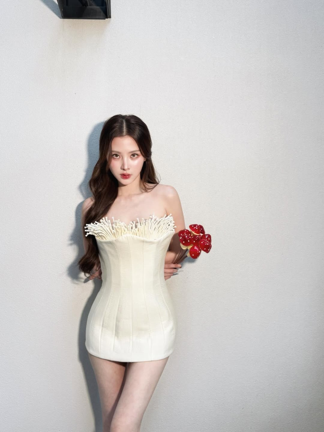 Về nhan sắc, Baifern Pimchanok tiếp tục chứng minh danh xưng “vẻ đẹp không tuổi” của mình. Làn da trắng mịn, căng bóng, đường nét gương mặt hài hòa cùng đôi mắt to tròn, long lanh giúp nữ diễn viên luôn nổi bật dù trang điểm theo phong cách nhẹ nhàng.