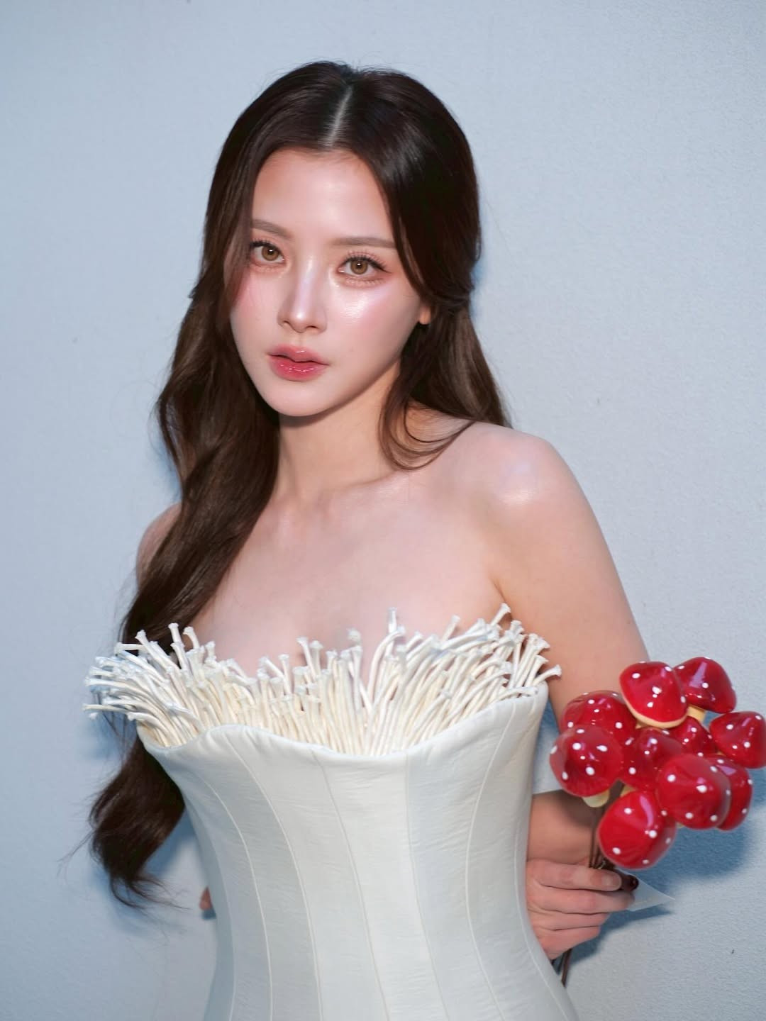 Bộ váy lấy cảm hứng từ cây nấm – một đề tài không hề dễ khai thác – nhưng qua cách tạo dáng và thần thái của Baifern, thiết kế ấy lại trở nên mềm mại, quyến rũ và đầy tính thời trang.