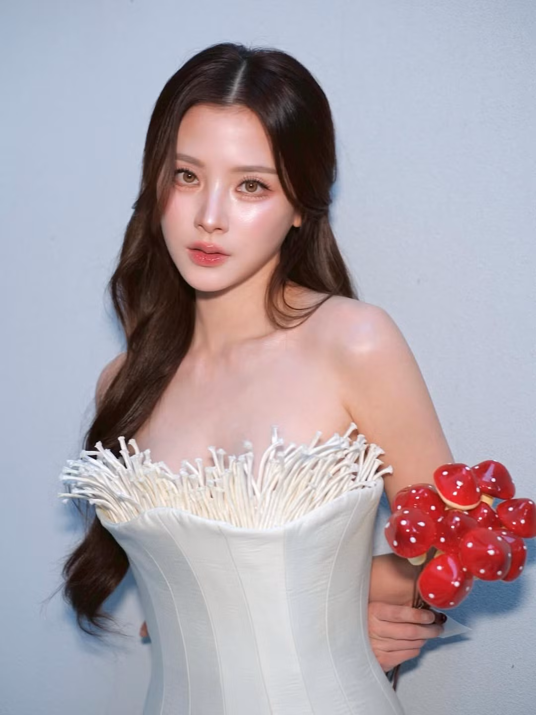 Bộ váy lấy cảm hứng từ cây nấm – một đề tài không hề dễ khai thác – nhưng qua cách tạo dáng và thần thái của Baifern, thiết kế ấy lại trở nên mềm mại, quyến rũ và đầy tính thời trang.