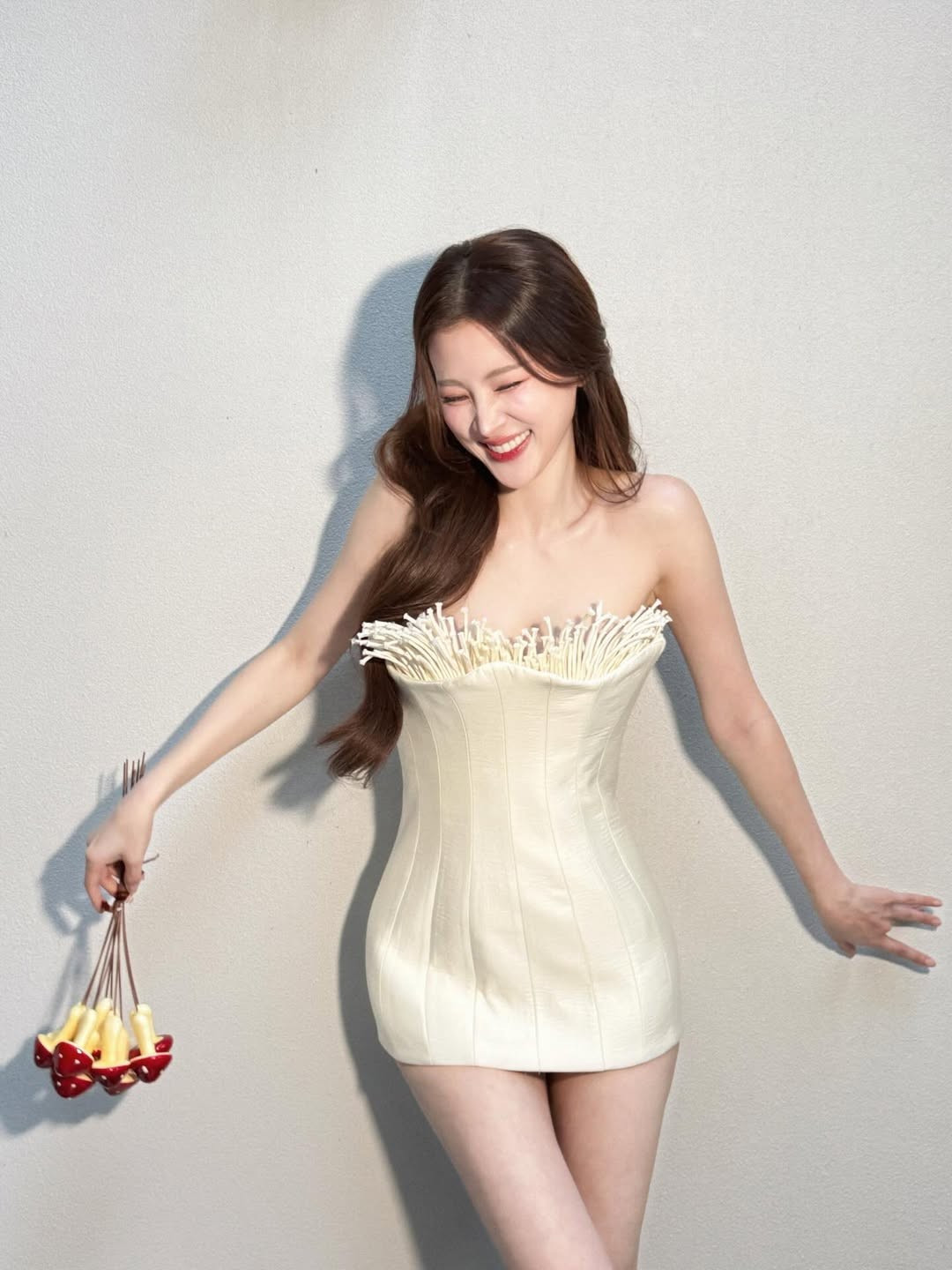 Xuất hiện trong loạt hình thời trang mới, “ngọc nữ” màn ảnh Thái Lan Baifern Pimchanok nhanh chóng trở thành tâm điểm chú ý khi khoe nhan sắc thanh thoát trong thiết kế váy độc đáo lấy cảm hứng từ… cây nấm.