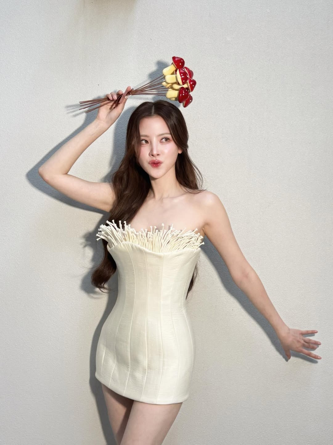 Thiết kế này không chỉ gợi cảm hứng từ thiên nhiên mà còn mang đến cảm giác mong manh, thuần khiết, rất phù hợp với hình ảnh “ngọc nữ” mà Baifern theo đuổi suốt nhiều năm qua.