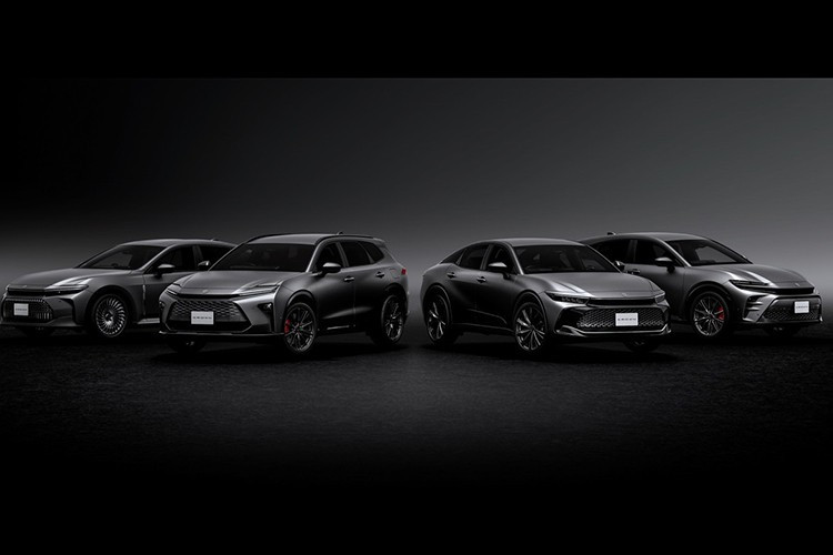 Sơn nhám có thể không phải là gu của tất cả mọi người, nhưng Toyota dường như cho rằng đây là xu hướng đang lên. Vài tháng sau khi Crown Estate ra mắt tại thị trường Nhật Bản, hãng Toyota đã vén màn phiên bản đặc biệt mang tên Limited Matte Metal của mẫu xe này và khai thác triệt để xu hướng sơn nhám.