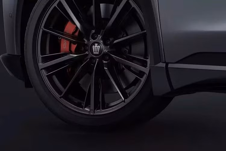 Chưa hết, Toyota Crown Estate Limited Matte Metal còn được trang bị bộ mâm 21 inch sơn màu đen nhám mới, đi kèm cùm phanh màu đỏ ánh kim nổi bật. Giống như các phiên bản “Limited Matte Black” khác trong dòng Crown, mọi chi tiết mạ crôm nguyên bản, từ viền cửa sổ đến các điểm nhấn ngoại thất, đều đã được hoàn thiện màu đen.