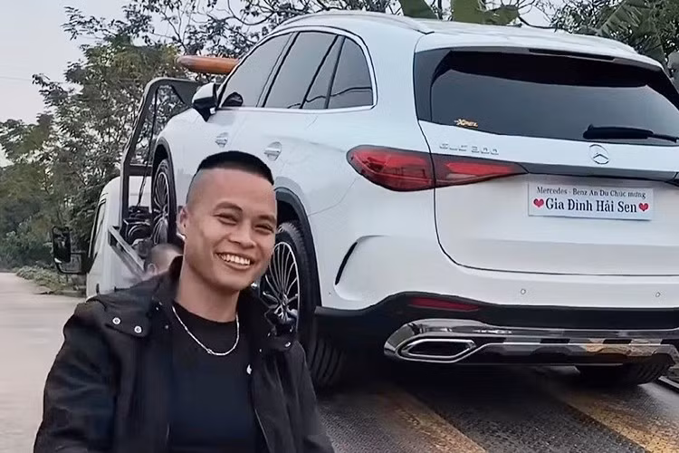 Chưa dừng lại, đầu năm 2024, kênh “Gia Đình Hải Sen” công bố video nhận xe Lexus RX 350, mẫu SUV cỡ lớn đến từ Nhật Bản, có giá thị trường trong khoảng 3,4 – 4,7 tỷ đồng.