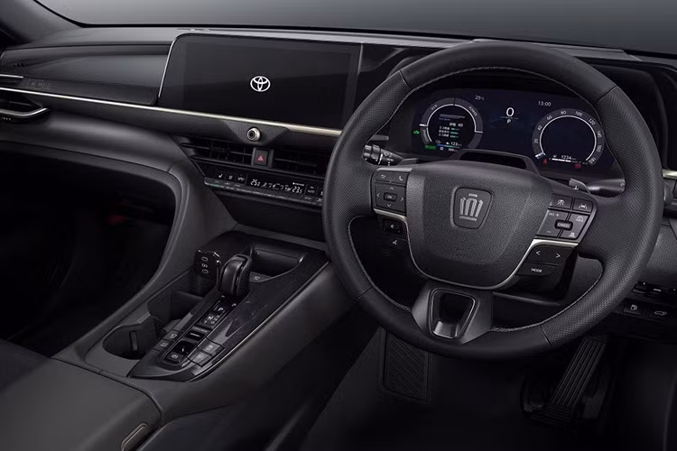 Nội thất của Toyota Crown Estate bản đặc biệt cũng có một vài tinh chỉnh. Phần lớn khoang nội thất đều được bọc da màu đen với một số điểm nhấn màu vàng ánh kim trên vô lăng, cửa gió điều hòa, tay nắm cửa và cụm điều khiển trung tâm.