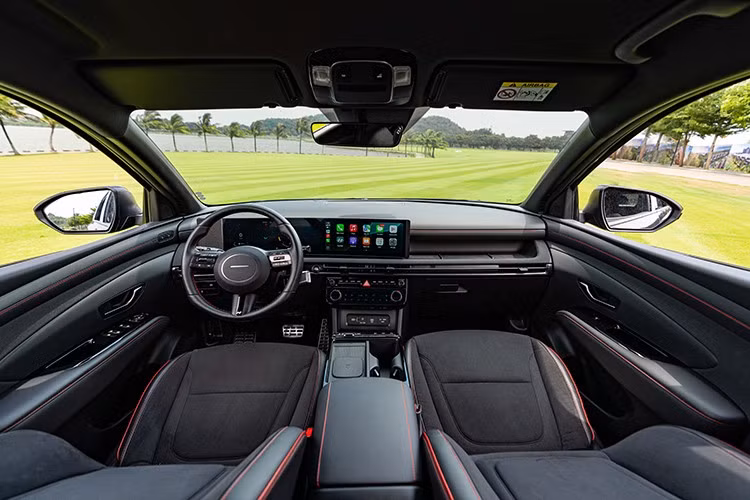 Bên trong khoang lái, Tucson N Line tiếp tục thể hiện chất thể thao với ghế ngồi kết hợp giữa da và vải dệt Fabric, cùng các đường chỉ khâu màu đỏ nổi bật.