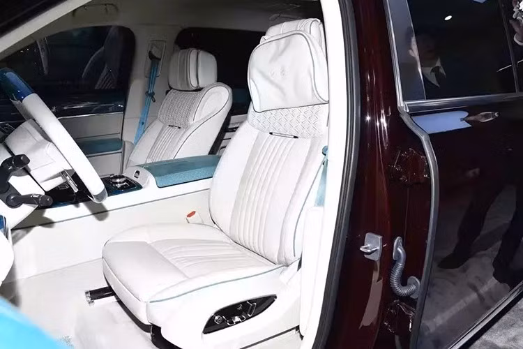 Biểu tượng Hongqi đặt ở nắp ca-pô có khả năng thu gọn trong khi cụm đèn pha được cấu tạo từ các khối pha lê, góp phần thể hiện rõ nét đẳng cấp và bản sắc riêng biệt của Guoli. Đáng chú ý, biểu tượng Hongqi được thiết kế nghiêng về phía trước một góc 23,5°, tượng trưng cho độ nghiêng trục quay của Trái Đất. Có thể nói, đây là một chi tiết mang đậm tính biểu tượng và triết lý thiết kế của Hongqi.