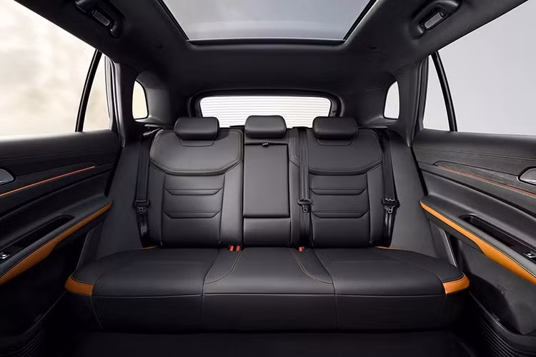 Ford Territory 2025 ở thị trường Brazil chỉ có đúng 1 phiên bản được giới thiệu là Titanium. Giá bán của mẫu SUV cỡ C này hiện vẫn chưa được công bố trong khi phiên bản hiện tại có giá khởi điểm từ 215.000 Real (khoảng 1,02 tỷ đồng), đắt hơn đáng kể so với xe ở Việt Nam.