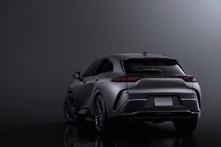 Theo đó, phủ bên ngoài sơn ngoại thất là một lớp bảo vệ đặc biệt mang tên TM Coat, giúp tăng khả năng chống trầy xước và ngăn bám bẩn từ đường sá. Có thể nói, TM Coat đóng vai trò như lớp phủ ceramic dù hãng Toyota không miêu tả theo cách này. Theo hãng Toyota, lớp phủ này sẽ giữ được khoảng một năm trước khi cần làm lại.