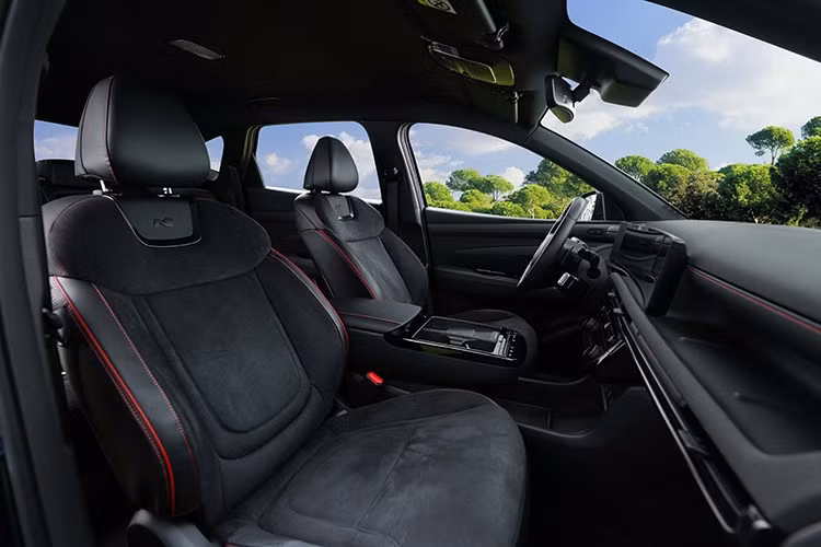 Dưới nắp ca-pô của Tucson N Line là khối động cơ 1.6L tăng áp (T-GDi), cung cấp công suất tối đa 180 mã lực và mô-men xoắn cực đại 265 Nm.