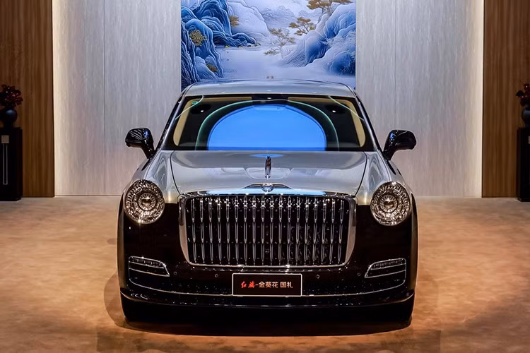 Điểm nhấn nổi bật của chiếc xe này các bức tranh thủ công truyền thống Trung Quốc được trang trí tinh xảo trên trần xe và bệ tì tay trung tâm. Đây là một tùy chọn đặc biệt của Hongqi, dẫn đến mức giá xuất khẩu cao hơn.