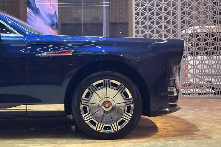 Hongqi Guoli là mẫu xe kế nhiệm của đàn anh L5. Bên cạnh Guoli, còn có ba mẫu xe khác là Guoyao, Guoya và Guoyue, tạo nên đội hình sản phẩm cùng mang thương hiệu Golden Sunflower. Ở phía trước, dàn xe thuộc dòng sản phẩm Golden Sunflower vẫn giữ thiết kế đặc trưng với lưới tản nhiệt dạng thác nước nằm dọc khổng lồ.