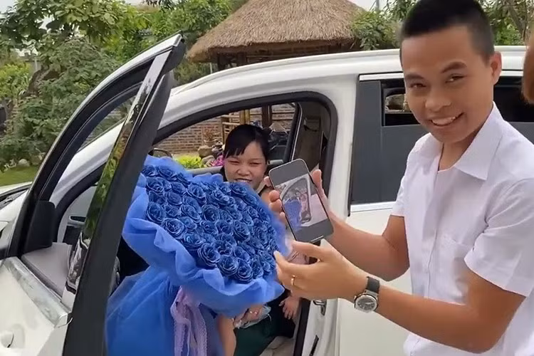 Những buổi livestream thường xuyên để lộ khung cảnh dàn ôtô đỗ kín sân nhà cùng hình ảnh biệt thự, nhà đất khiến nhiều người tin rằng đây là một gia đình làm giàu "từ livestream".