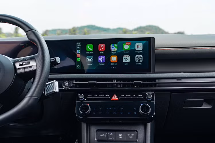 Vật liệu da và vải dệt Fabric này vừa giúp hạn chế hấp thụ nhiệt, vừa dễ vệ sinh và không bị bong tróc theo thời gian - điều thường thấy với da truyền thống khi xe đỗ dưới trời nắng.