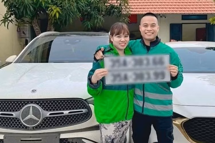 Năm 2023, hình ảnh gia đình “lên đời” với Mercedes-Benz GLC 300 gây chú ý lớn. Mẫu SUV hạng sang này có giá bán tại Việt Nam từ 2,6 – 2,9 tỷ đồng, thường gắn với giới doanh nhân hoặc người nổi tiếng.