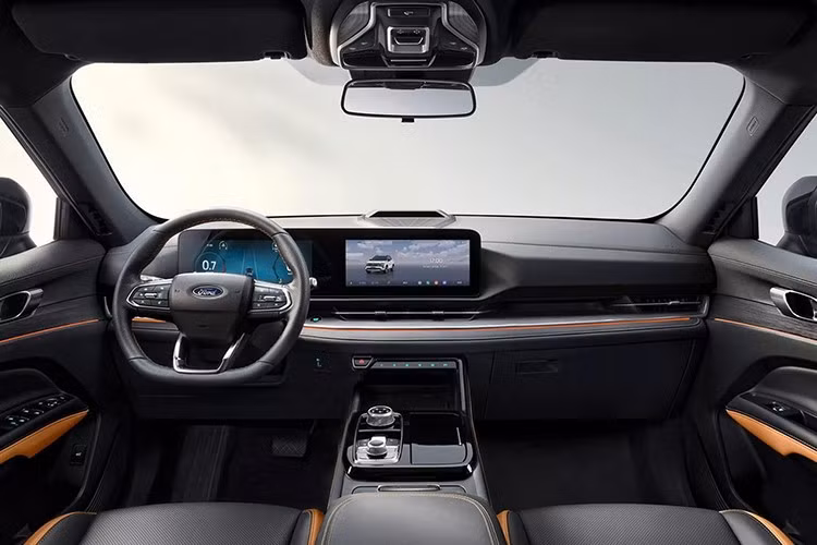 Bên trong xe, Ford Territory 2025 giữ nguyên thiết kế nội thất quen thuộc với cụm màn hình kép 12,3 inch cho đồng hồ và hệ thống giải trí. Ford cũng bổ sung phối màu mới cho ghế ngồi và nhiều tùy chọn vật liệu ốp trang trí khác nhau. Chi tiết trang bị cụ thể sẽ được công bố khi xe chính thức ra mắt tại thị trường Nam Mỹ này.