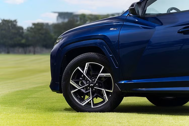 Ngoài ra, xe còn được trang bị bộ la-zăng hợp kim 19 inch thiết kế riêng theo phong cách N Line với logo N ở trung tâm. Hai bên hông xe, logo N Line cũng xuất hiện phía dưới gương chiếu hậu.