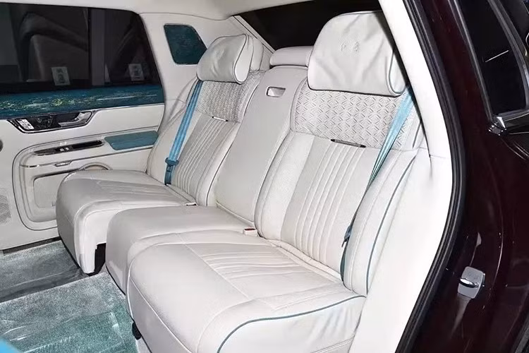 Hongqi Guoli có kích thước tổng thể dài x rộng x cao lần lượt là 5.980 x 2.090 x 1.710 mm, chiều dài cơ sở 3.730 mm và trọng lượng không tải 3.150 kg. Xe được xếp vào phân khúc sedan cỡ lớn. So với đàn anh Hongqi L5 Zhizun Edition 2014, xe dài hơn 425 mm và chiều dài cơ sở tăng thêm 295 mm, mang lại không gian nội thất rộng rãi cùng cảm giác sang trọng vượt trội hơn cho hành khách.