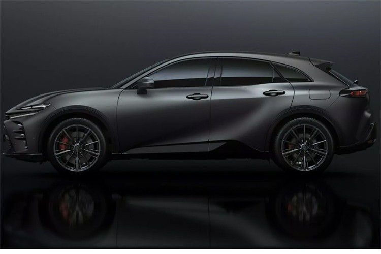So với bản thường, Toyota Crown Estate Limited Matte Metal sở hữu thiết kế tổng thể giữ nguyên. Điểm nhấn của mẫu xe này nằm ở màu sơn xám nhám mới. Trước đó, hãng Toyota cũng đã áp dụng màu sơn nhám cho các thành viên khác của dòng xe Crown thế hệ mới ở xứ sở hoa anh đào, bao gồm Crossover, Sport và Sedan.