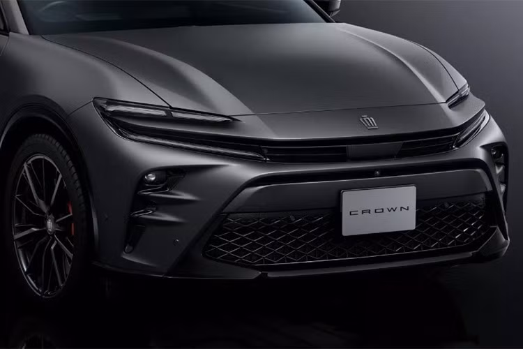 Nhiều người yêu xe đồng ý rằng màu sơn nhám nếu được thi công đúng cách sẽ mang lại vẻ đẹp sang trọng và cá tính hơn cho xe. Tuy nhiên, loại sơn này thường đòi hỏi sự chăm sóc kỹ lưỡng để giữ được vẻ ngoài hoàn hảo. Với Crown Estate Limited Matte Metal, Toyota tuyên bố đã tìm được sự cân bằng giữa phong cách và tính thực tiễn nhờ quy trình sơn đặc biệt.