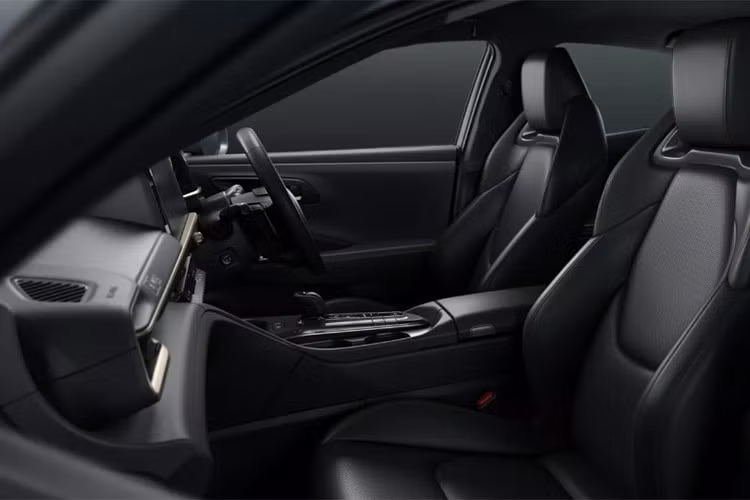 Toyota sẽ bán Crown Estate Limited Matte Metal ra thị trường Nhật Bản với 1 loại động cơ. Theo đó, xe được trang bị hệ truyền động hybrid sạc điện (PHEV), bao gồm máy xăng 4 xi-lanh, hút khí tự nhiên, dung tích 2.5L, kết hợp với hai mô-tơ điện, cho tổng công suất lên đến 302 mã lực.