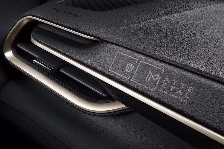 Dòng chữ đặc biệt “Matte Metal The Limited” cũng được khắc trên bảng táp-lô như dấu hiệu nhận biết.