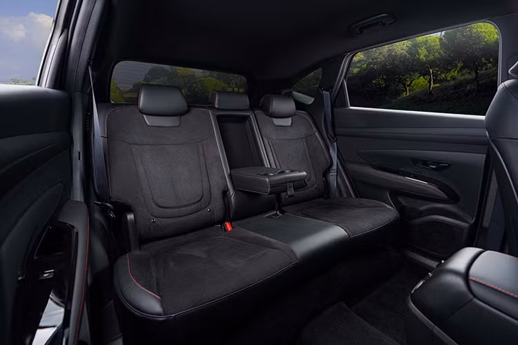 Lưng ghế khắc chìm logo N Line, trong khi các chi tiết như chân ga, chân phanh và điểm đặt chân đều được ốp inox sáng bóng, mang lại cảm giác lái hứng khởi cho người điều khiển.