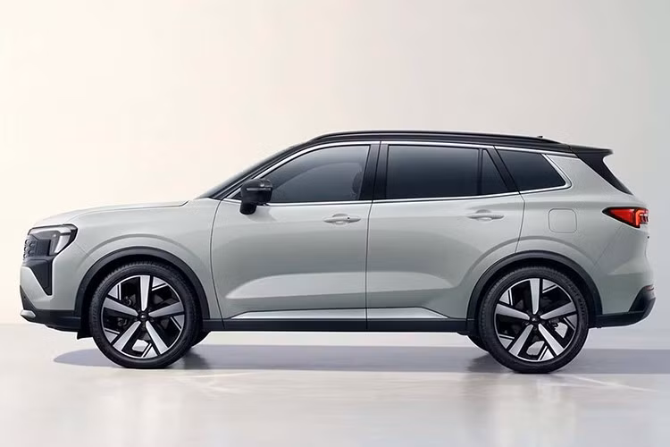 Tương tự xe ở Việt Nam, Ford Equator Sport tại thị trường Brazil cũng được đổi tên thành Territory. So với Equator Sport đang bán tại Trung Quốc, Ford Territory ở Brazil nói riêng và toàn cầu nói chung sở hữu một số thay đổi nhỏ trong thiết kế ngoại thất.