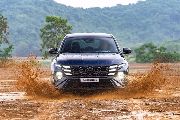 Với 7 màu sơn ngoại thất bao gồm Đen, Trắng, Đỏ đô, Bạc, Xanh dương, Vàng cát và Xanh lục bảo, Hyundai Tucson N Line hướng tới nhóm khách hàng trẻ yêu thích phong cách cá tính, hiện đại và trải nghiệm lái năng động.