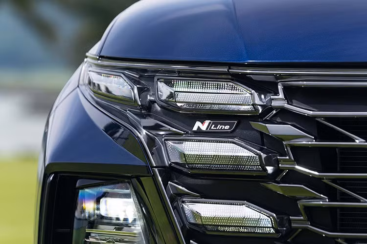 Phiên bản Tucson N Line sở hữu loạt thay đổi đáng chú ý về ngoại thất nhằm tạo nên phong cách cá tính, thể thao hơn so với bản tiêu chuẩn. Điểm nổi bật nằm ở lưới tản nhiệt thiết kế theo phong cách Parametric Jewel Hidden Lights đi kèm cản trước tái thiết kế mạnh mẽ. Logo N Line được đặt tinh tế trong dải đèn LED định vị ban ngày.