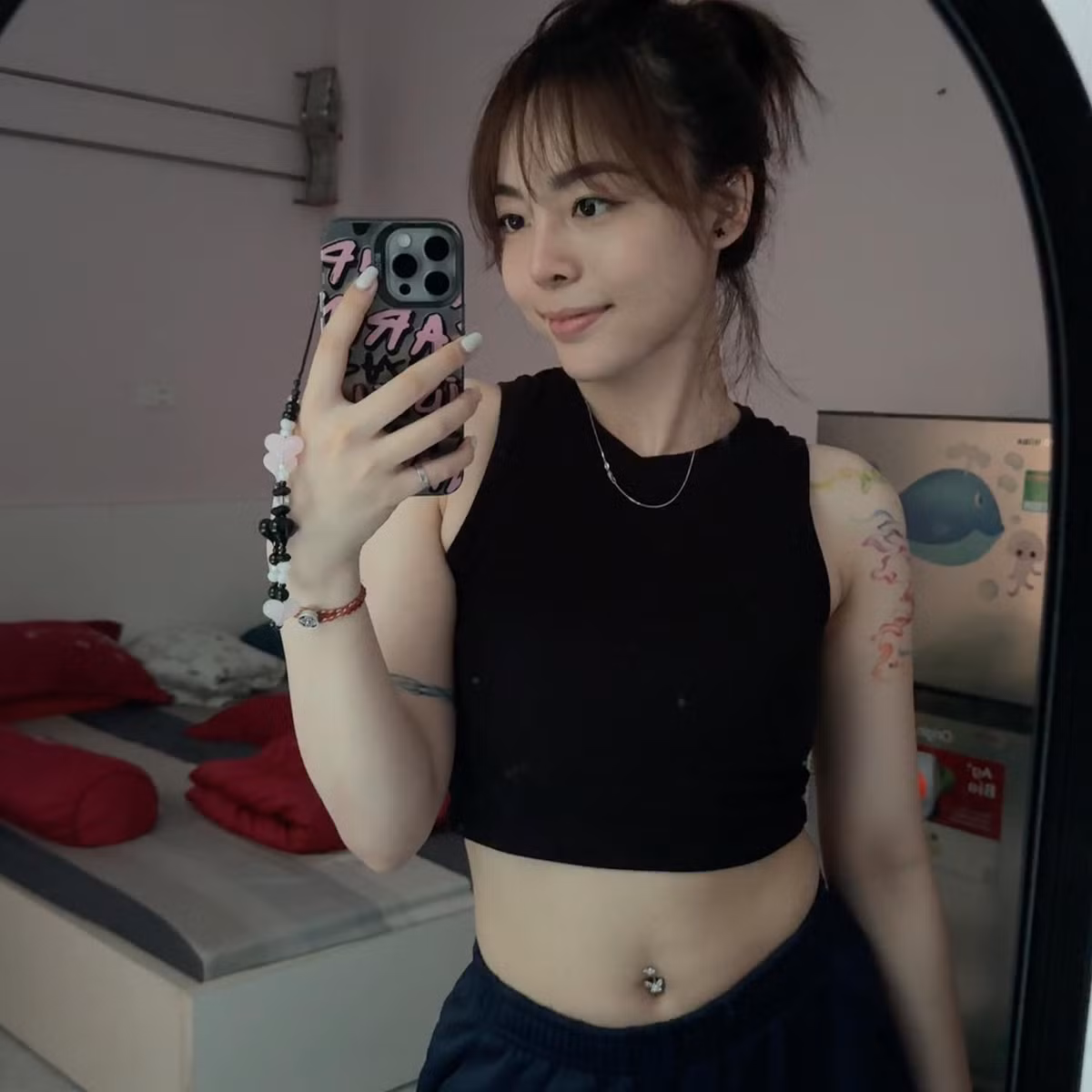 Phí Thanh Thảo không phải là cái tên xa lạ với người hâm mộ thể thao Việt Nam. Nữ xạ thủ này từng gây tiếng vang lớn khi giành Huy chương Vàng SEA Games 31 ở nội dung 50m súng trường 3 tư thế nữ khi mới 18 tuổi.