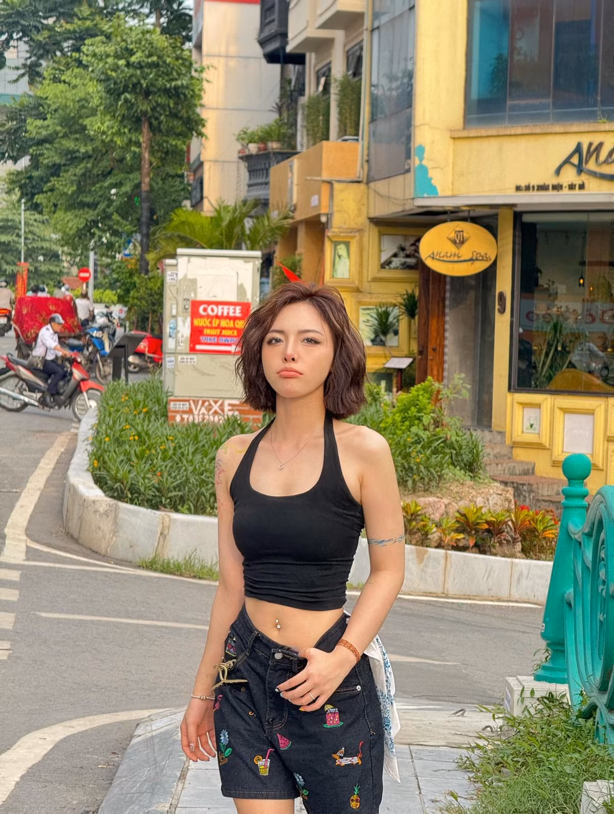 Trong loạt ảnh được chia sẻ, Phí Thanh Thảo đã có màn "lột xác" ấn tượng khi hợp tác cùng một thương hiệu thể thao. Không còn là cô gái có phần rụt rè, hay ngượng ngùng, nữ vận động viên sinh năm 2004 tự tin thể hiện một khía cạnh khác của bản thân: năng động, cá tính và không kém phần gợi cảm.