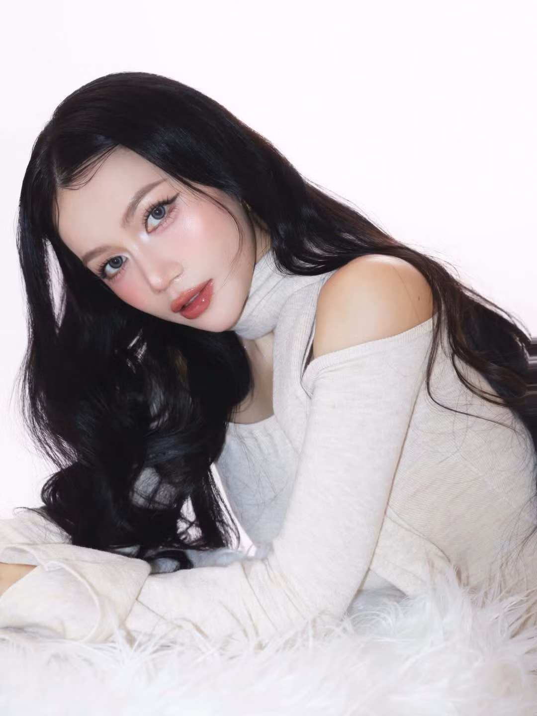 Bên cạnh nhan sắc ngày càng thăng hạng, cuộc sống của Sĩ Thanh cũng khiến công chúng tò mò. Tên thật là Nguyễn Thị Phương Thanh, sinh năm 1986, cô là một trong những nghệ sĩ đa năng của showbiz Việt.