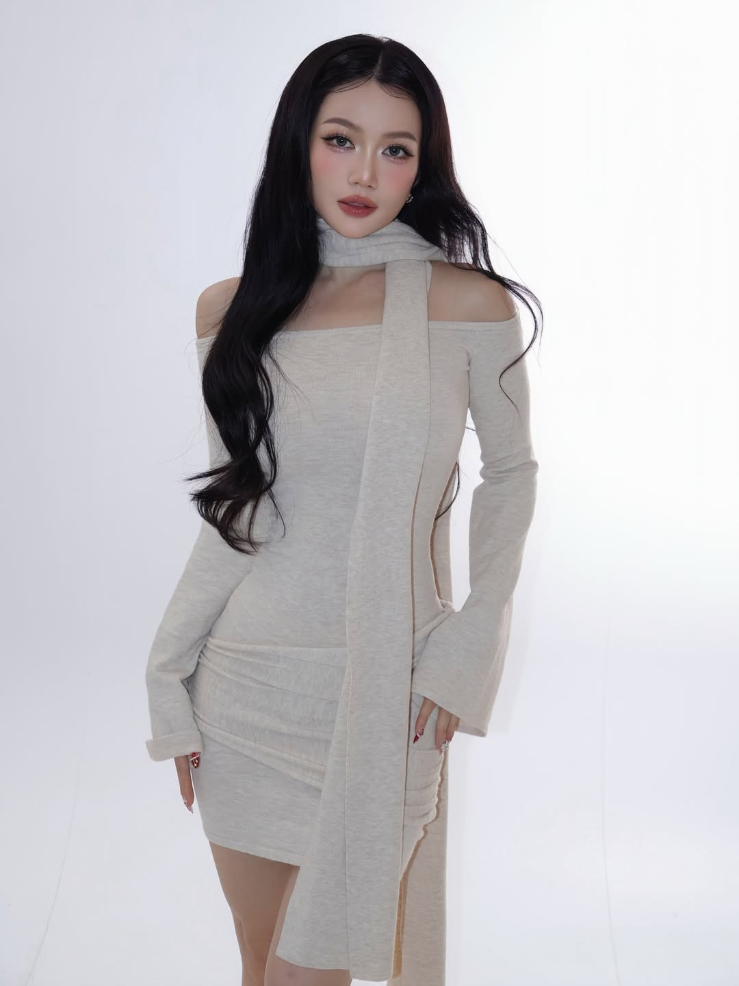 Trước khi được biết đến rộng rãi, Sĩ Thanh từng làm kiểm soát viên không lưu – một công việc đòi hỏi kỷ luật và áp lực cao. Quyết định rẽ hướng sang nghệ thuật cho thấy sự táo bạo và cá tính rất riêng của cô.