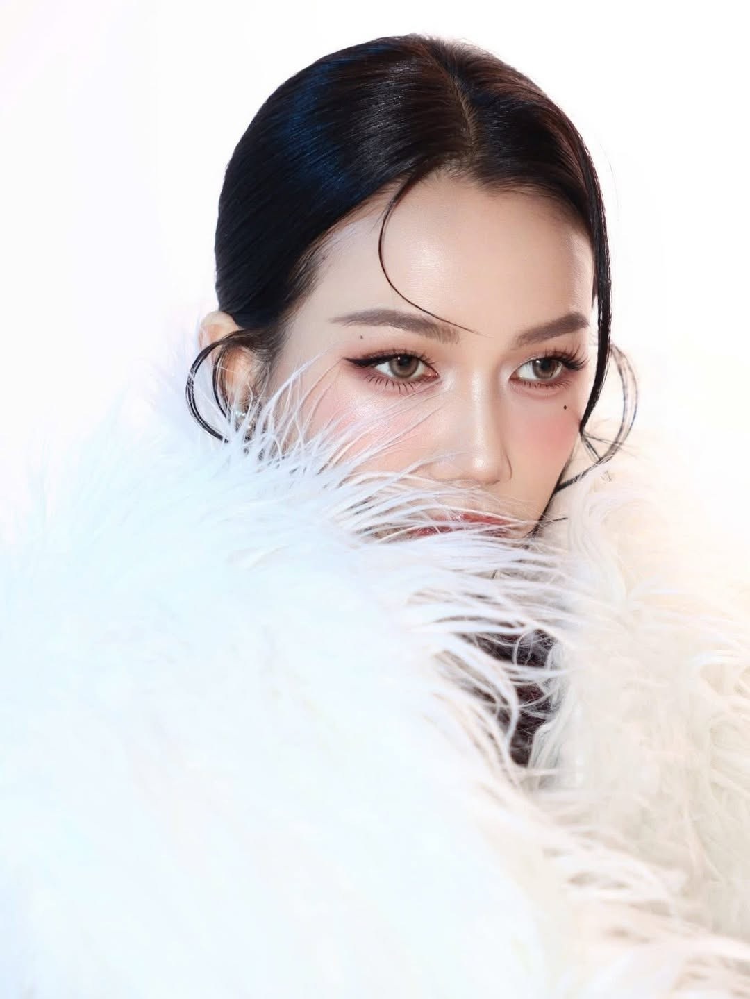 Mái tóc đen được tạo kiểu gọn gàng, điểm vài lọn buông nhẹ trước trán càng tôn lên vẻ đẹp cổ điển, sang chảnh.