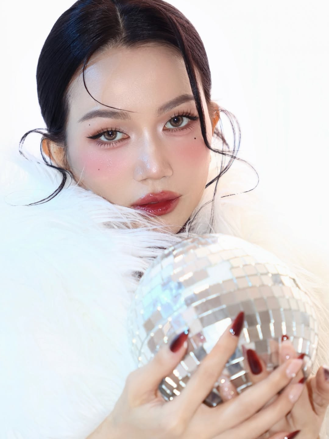 Ánh mắt sâu, hàng mi cong vút và sống mũi thanh tú giúp gương mặt Sĩ Thanh toát lên nét quyến rũ, không ồn ào mà càng nhìn càng cuốn.