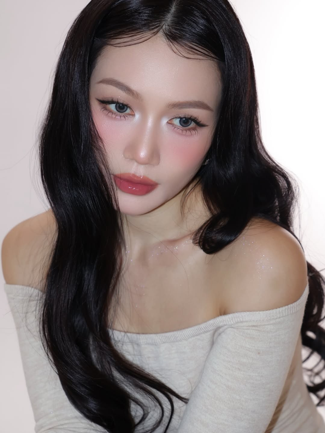 Chính thần thái ung dung, ánh nhìn điềm tĩnh đã tạo nên sức hút khác biệt, khiến loạt ảnh cuối năm của Sĩ Thanh nhanh chóng nhận được nhiều lời khen ngợi.