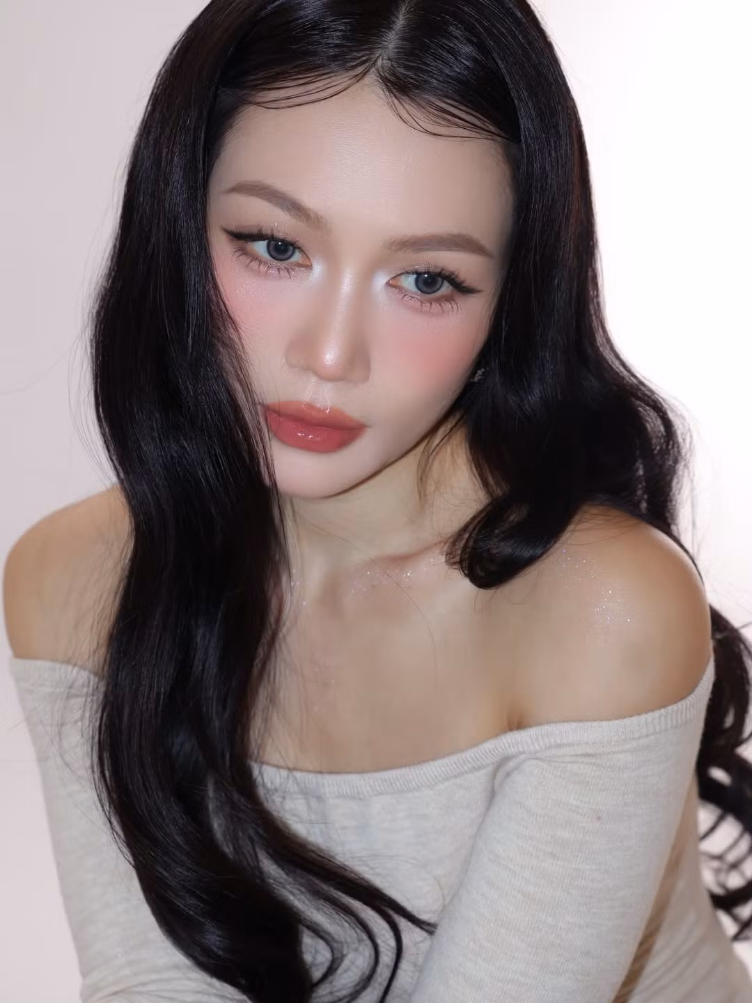 Chính thần thái ung dung, ánh nhìn điềm tĩnh đã tạo nên sức hút khác biệt, khiến loạt ảnh cuối năm của Sĩ Thanh nhanh chóng nhận được nhiều lời khen ngợi.