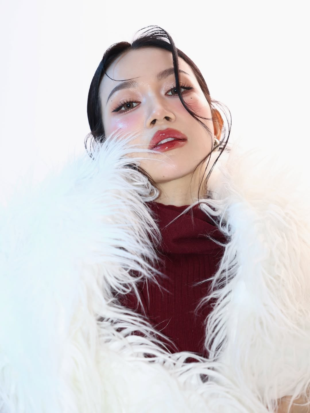 Trong bộ ảnh, Sĩ Thanh xuất hiện với phong cách trang điểm trong veo nhưng vẫn nổi bật. Làn da căng bóng, bắt sáng, đôi má ửng hồng tự nhiên cùng bờ môi đỏ mận căng mọng tạo nên tổng thể vừa sang trọng vừa gợi cảm.