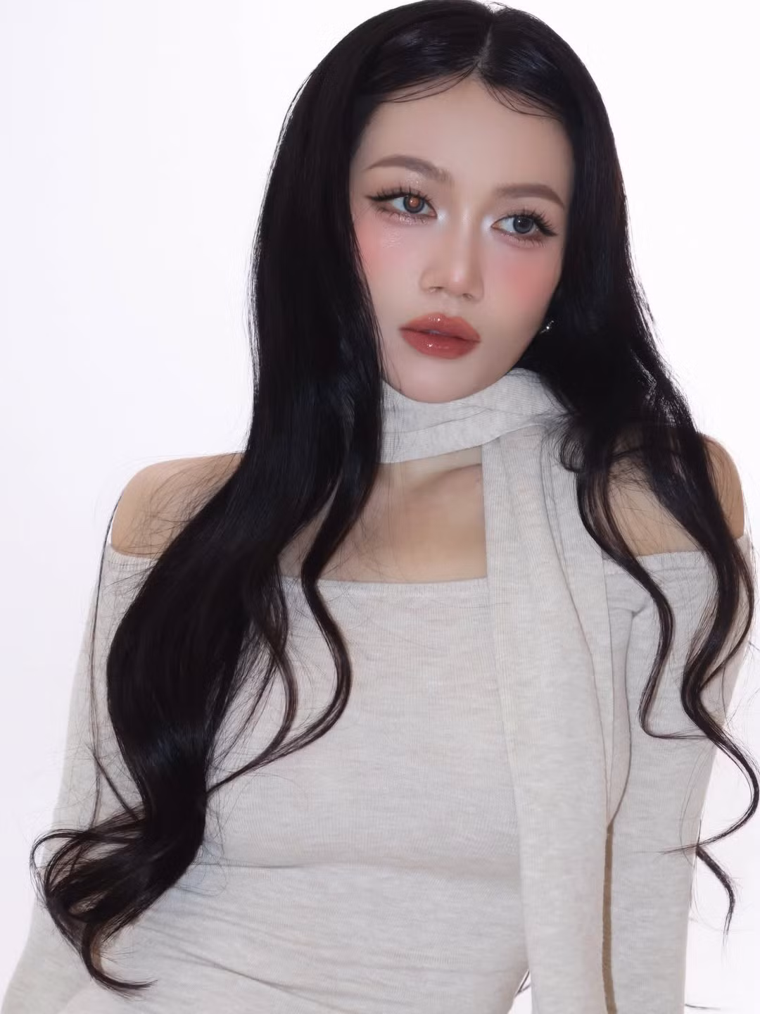 Sau nhiều thăng trầm, nhan sắc của nữ ca sĩ dường như đạt đến độ chín: hài hòa, tinh tế và đầy tự tin.