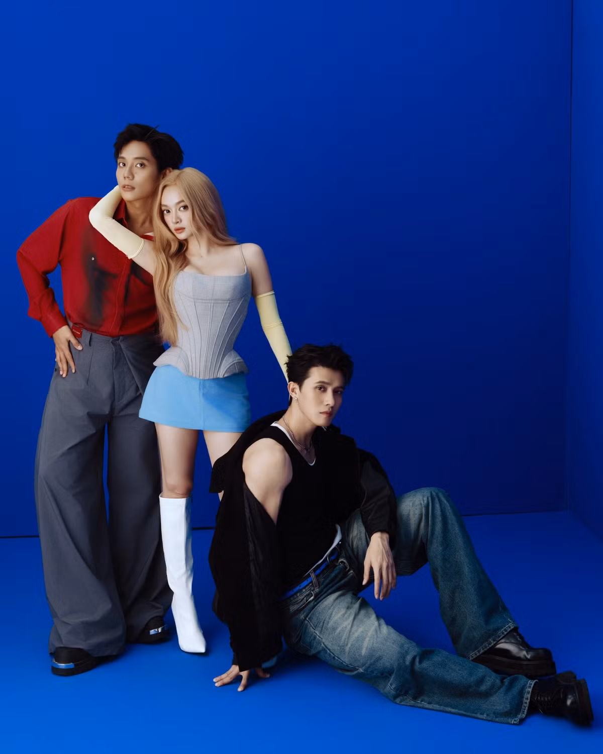 Vốn ngoài đời không phải thuộc hàng sao nữ có chiều cao nổi bật, nhưng trong loạt ảnh này, Kaity Nguyễn lại trông như được hack dáng thành người mẫu với đôi chân dài miên man. Điều đó cho thấy cô nàng không chỉ biết tận dụng lợi thế hình thể mà còn phối hợp tốt với ê-kíp để tạo nên hình ảnh thời trang đầy thuyết phục.