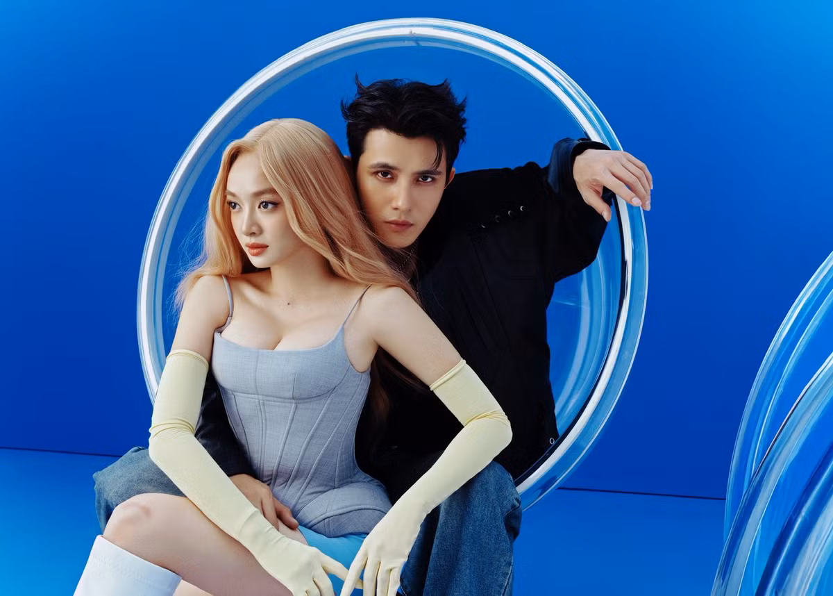 Điểm nhấn đặc biệt nằm ở background là cánh quạt động cơ máy bay, tạo nên khung cảnh vừa hiện đại, vừa mạnh mẽ, khiến Kaity Nguyễn trông như một tiếp viên hàng không phiên bản thời trang cao cấp.