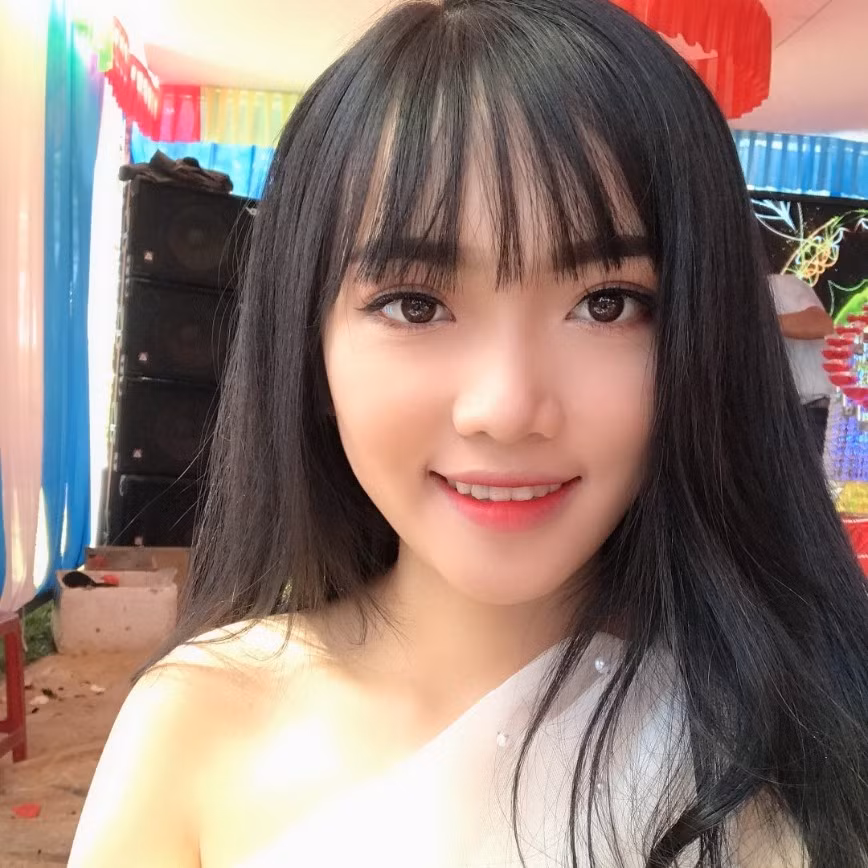 Với Duyên, những chuyến xe không chỉ là mưu sinh mà còn là hành trình chia sẻ, giúp bà con miền Trung vượt qua khó khăn.