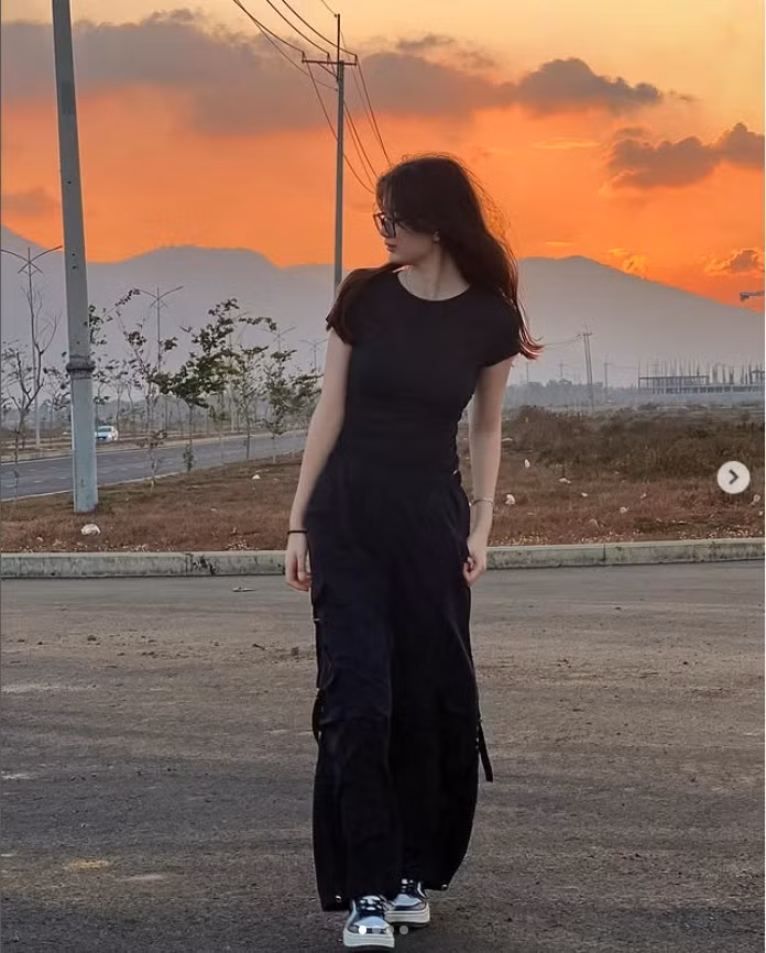 Nhan sắc nổi bật của em gái Đặng Văn Lâm.