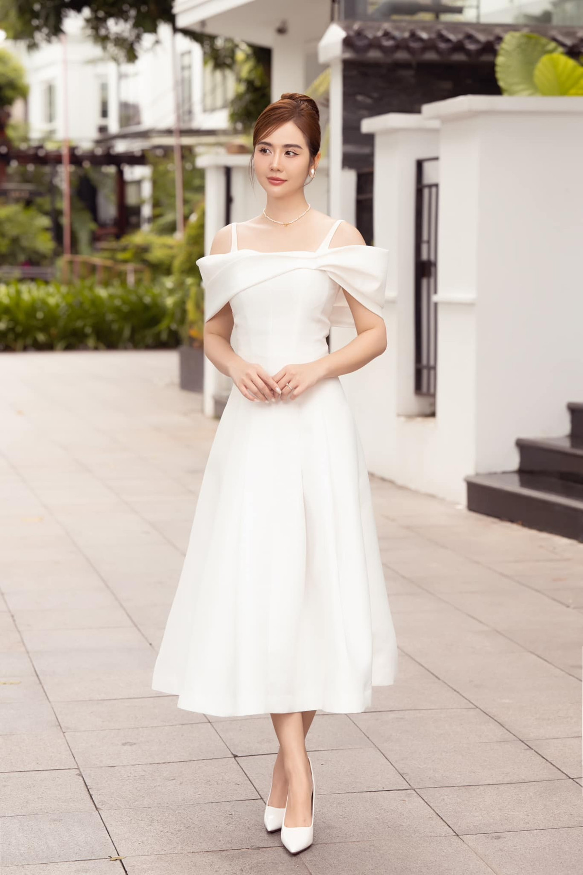 Đáng chú ý, bên dưới các bài đăng của Huyền Lizzie, nhiều đồng nghiệp và người hâm mộ để lại bình luận khen ngợi, gọi cô là biểu tượng nhan sắc của các bà mẹ hiện đại. Có người còn cho rằng cô đang ở thời kỳ đỉnh cao về cả ngoại hình lẫn phong độ nghệ thuật.