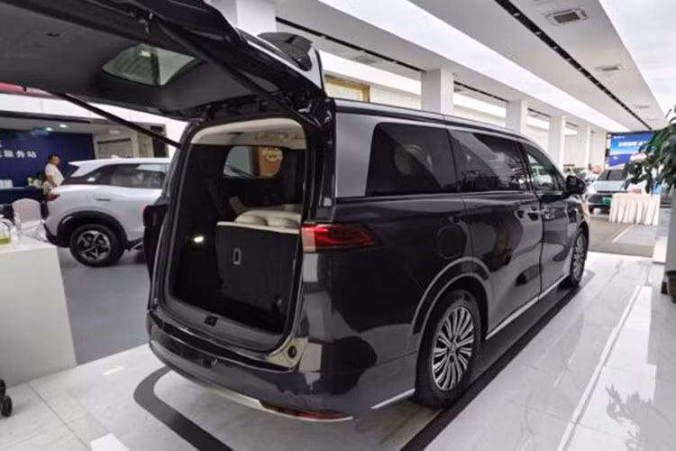 Pin của xe có thể sạc từ 30% lên 80% trong 18 phút và hỗ trợ công nghệ VTOL, cho phép cấp điện cho thiết bị điện tử ngoài trời hoặc cả lưới điện trong nhà khi cần thiết. Ngoài ra, xe còn có 4 chế độ lái, bao gồm Bình thường, Tiết kiệm, Thể thao và Đường tuyết.